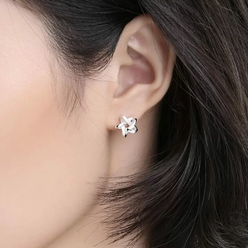 natural diamond ring turns skin green